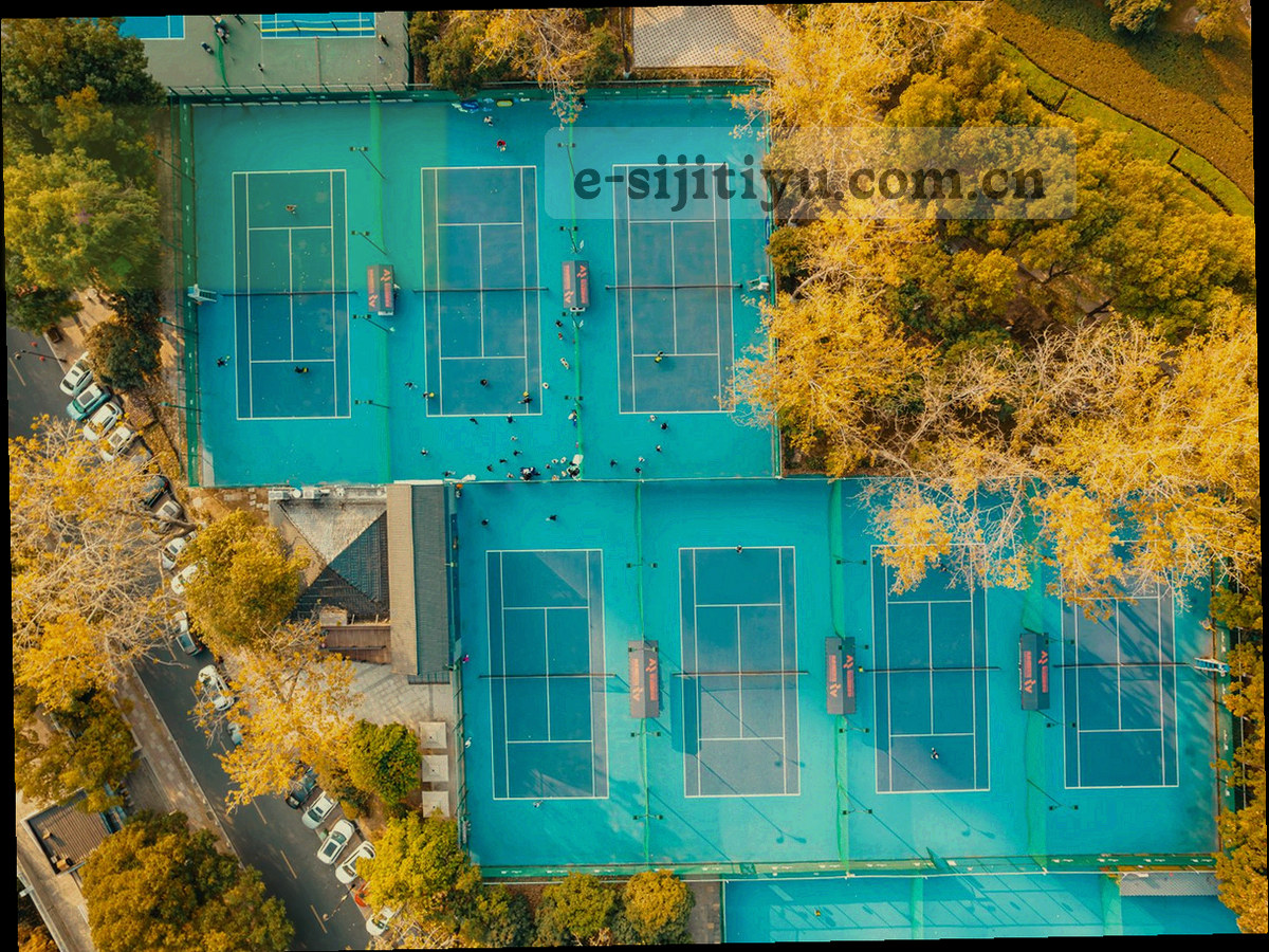 黄昏球场边线与看台近景，叠加春绿与夏橙光晕，无具名人物